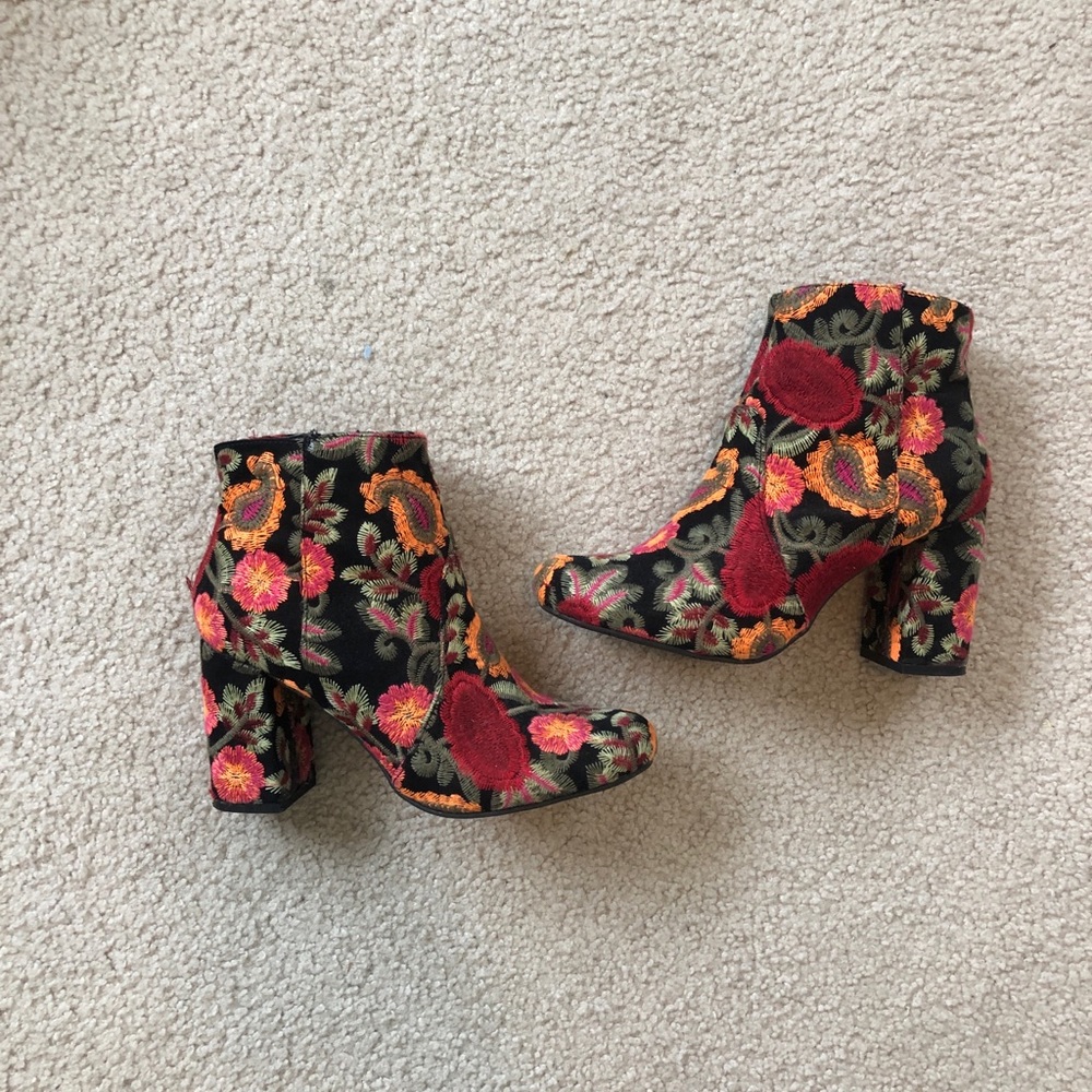 2” MIA embroidery booties. Women’s size 8.5